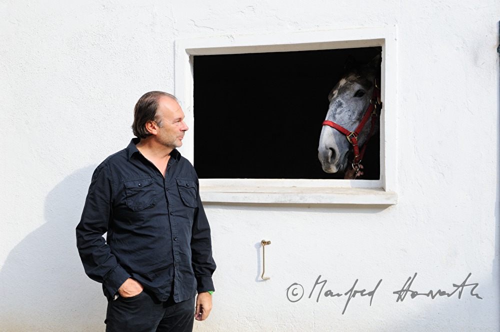 Leiter des Gestüts beim Stall