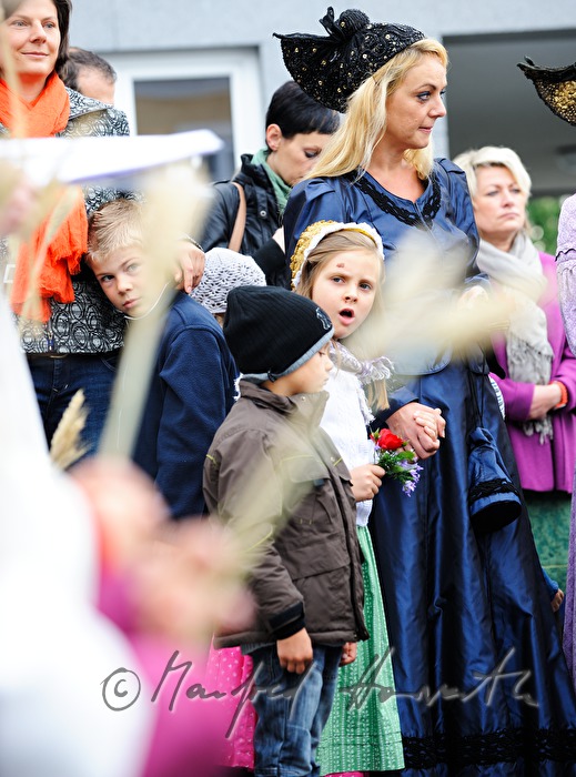 Teilnehmer am Erntedankfest vor der Kirche
