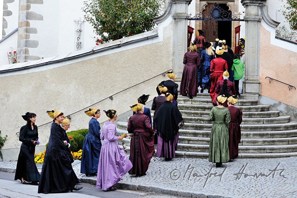 Prozession zur Kirche beim Erntedankfest