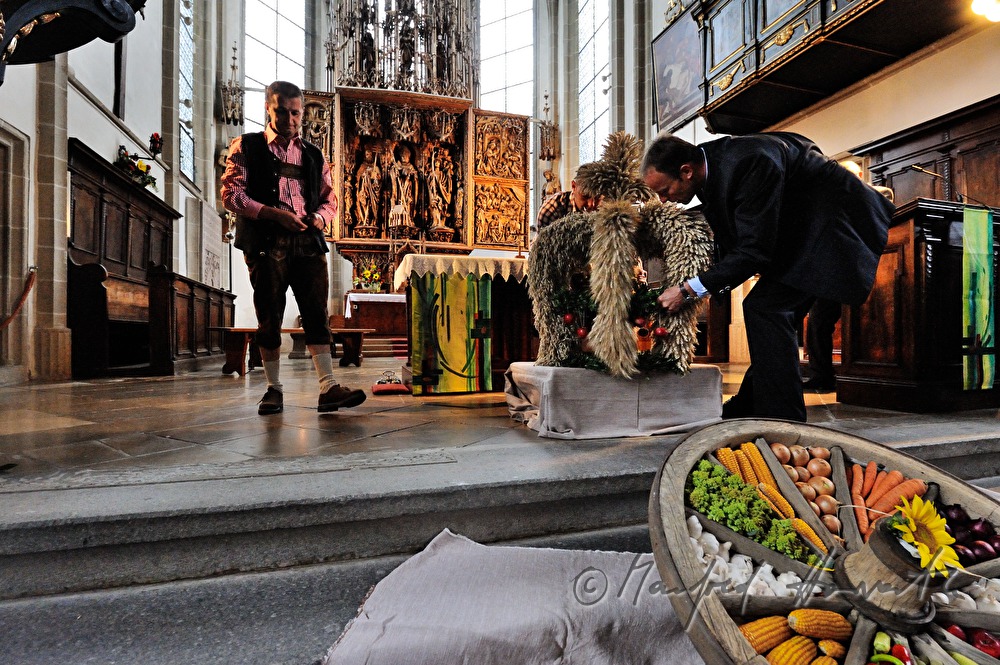 Erntedankkrone wird in die Kirche getragen