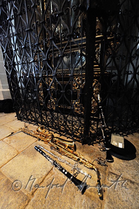 Musikinstrumente der Musiker in der Kirche