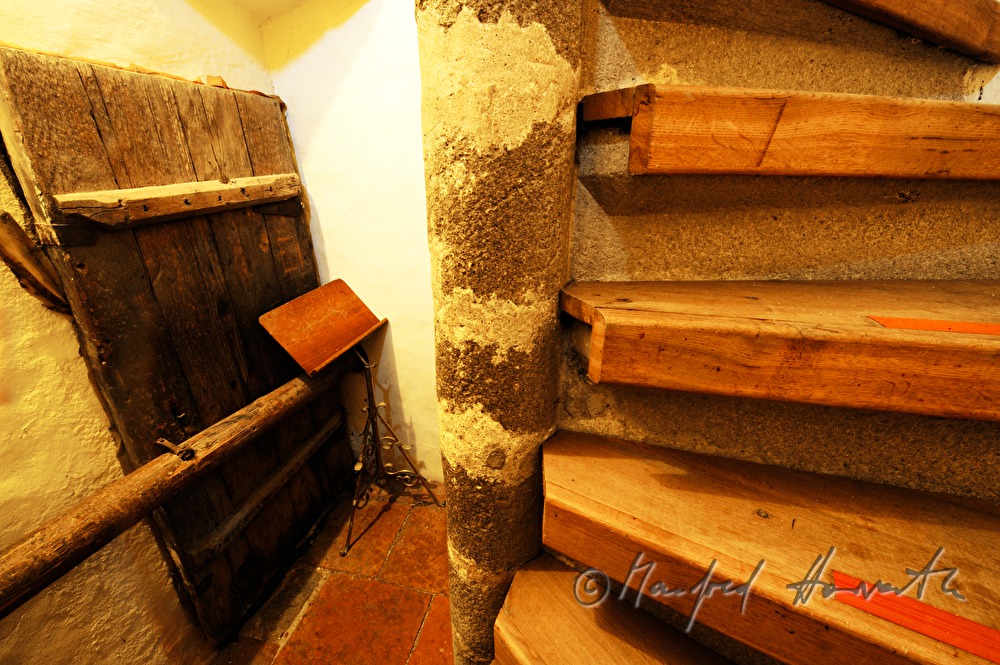 Steintreppe zum Chor und Notenständer