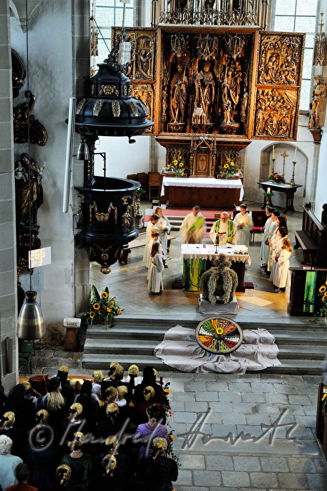 Blick vom Chorgestühl auf Flügelaltar und Altar