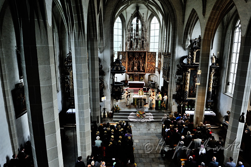 Blick vom Chorgestühl auf Flügelaltar und Altar
