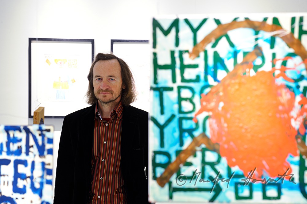 Direktor Johann Feilacher in einem Ausstellungssaal