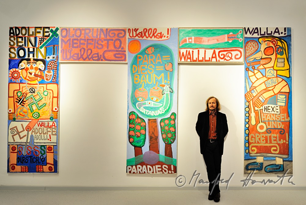 Direktor Johann Feilacher in einem Ausstellungssaal