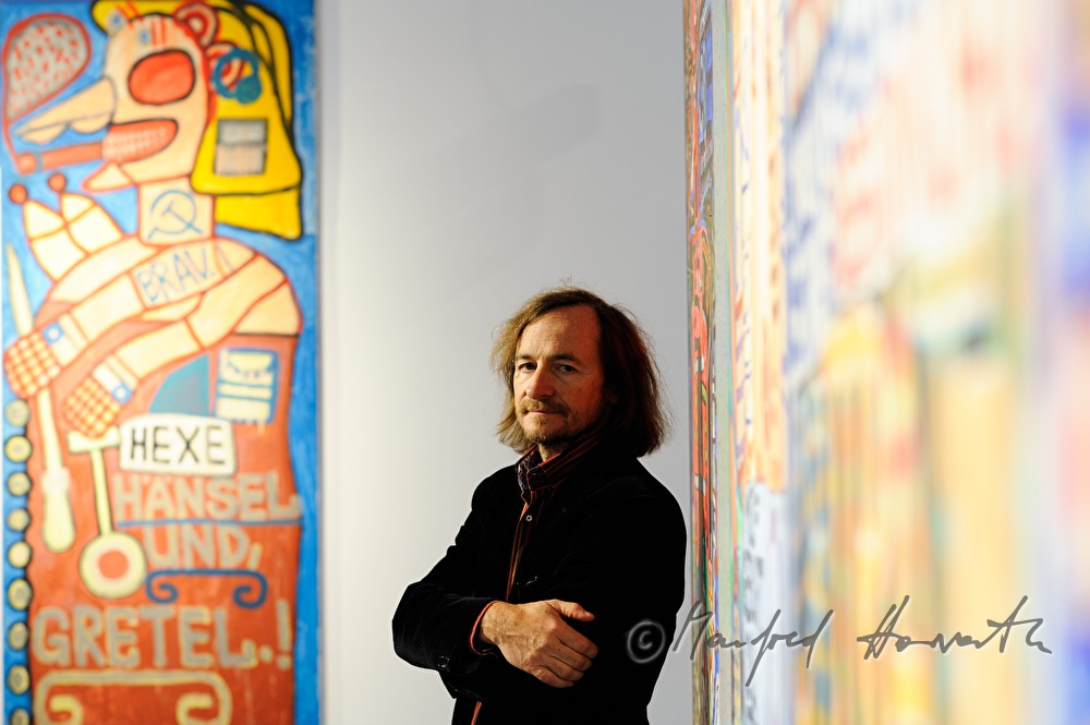 Direktor Johann Feilacher in einem Ausstellungssaal