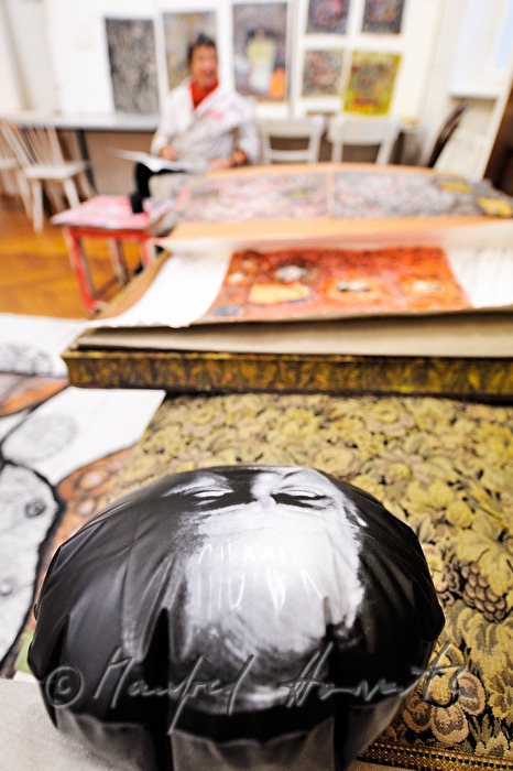 die Malerin Linde Waber in ihrem Atelier
