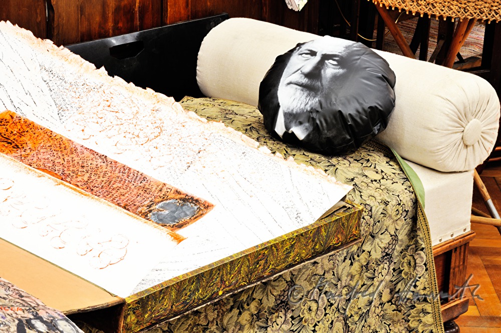 Zeichnung auf dem Divan im Atelier von linde Waber