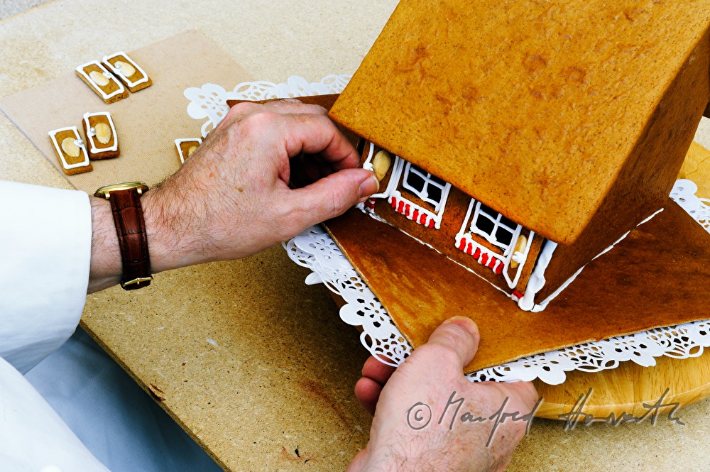 Peter Forstner baut ein Lebkuchenhaus