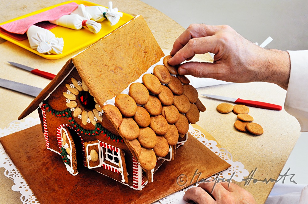 Peter Forstner baut ein Lebkuchenhaus