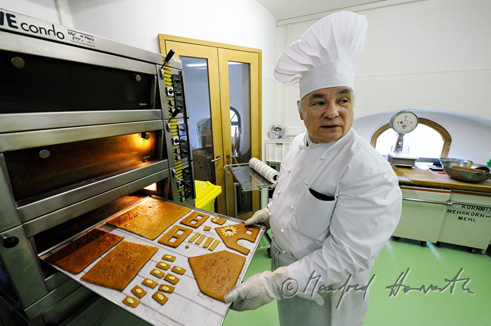 Peter Forstner bäckt ein Lebkuchenhaus