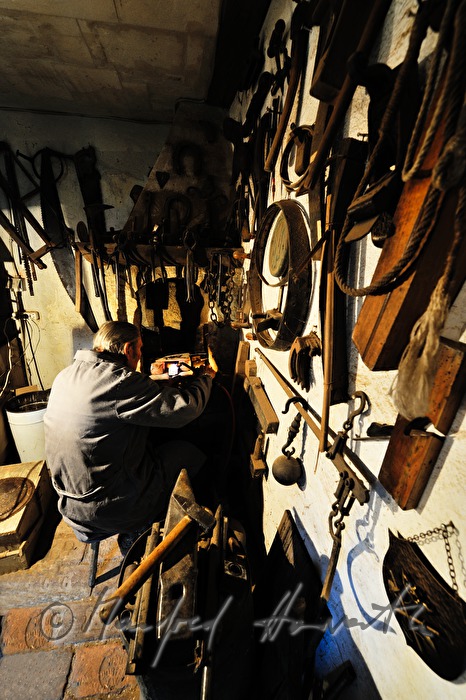 Schiffsmodellbauer Kurt Schaefer in der Feinschmiede
