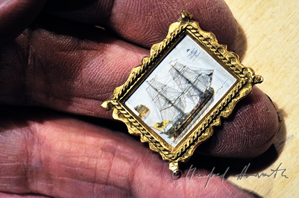 Schiffsmodellbauer Kurt Schaefer mit Miniatur-Bilderrahmen
