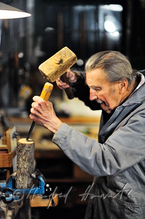 Schiffsmodellbauer Kurt Schaefer mit Rundholz