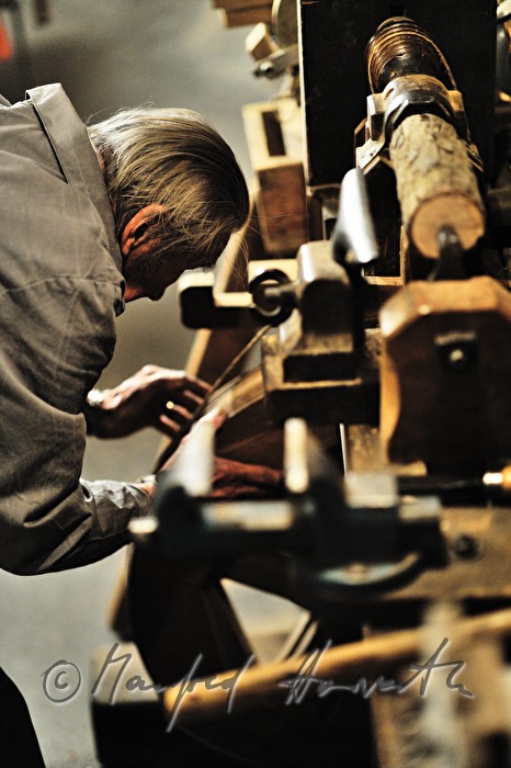 Schiffsmodellbauer Kurt Schaefer mit Drechselmaschine