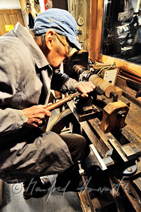 Schiffsmodellbauer Kurt Schaefer mit Drechselmaschine