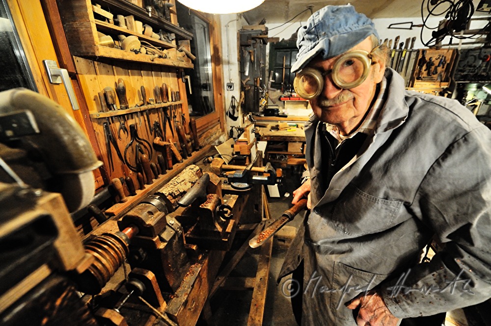 Schiffsmodellbauer Kurt Schaefer mit Drechselmaschine