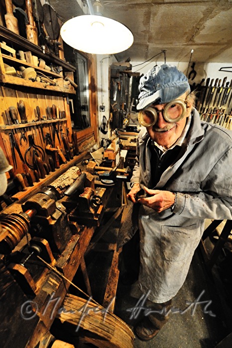 Schiffsmodellbauer Kurt Schaefer mit Drechselmaschine