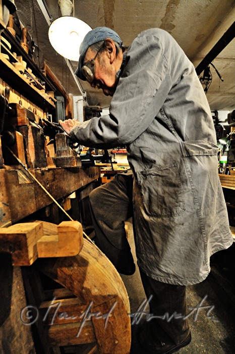 Schiffsmodellbauer Kurt Schaefer mit Drechselmaschine