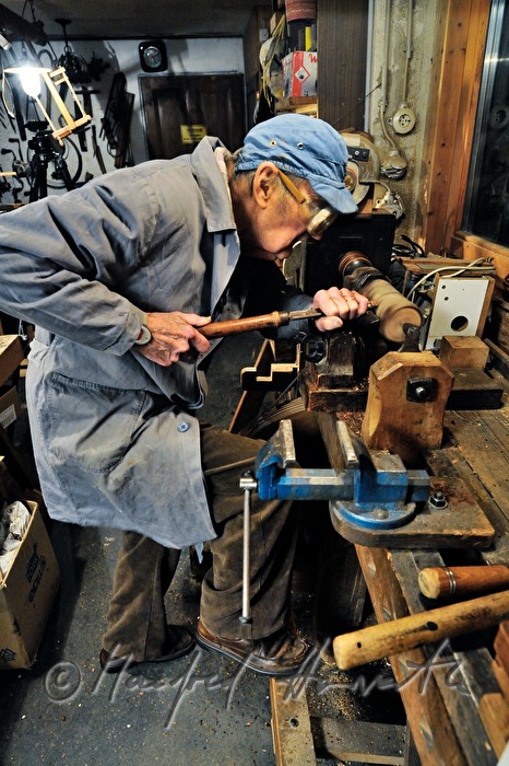 Schiffsmodellbauer Kurt Schaefer mit Drechselmaschine