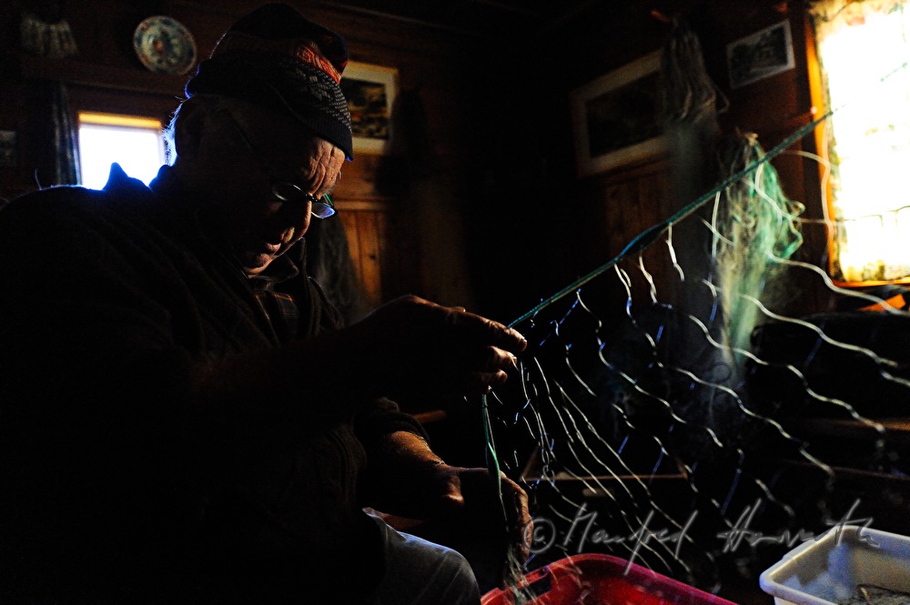 Fischer reparieren das Netz in der Lechhütte