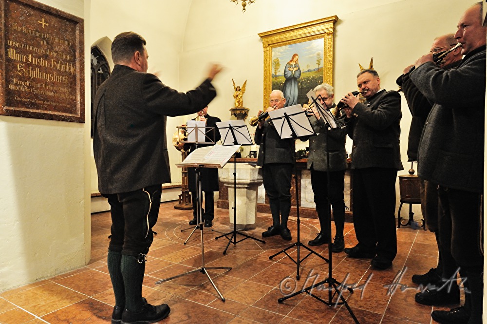 Jäger-Kapelle in Tracht bei der Hubertusmesse