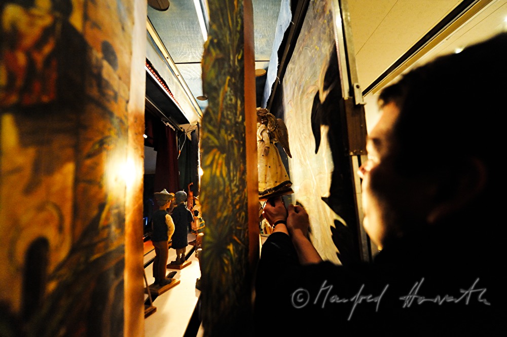 Puppenspielerin bei der Aufführung des Krippenspiels