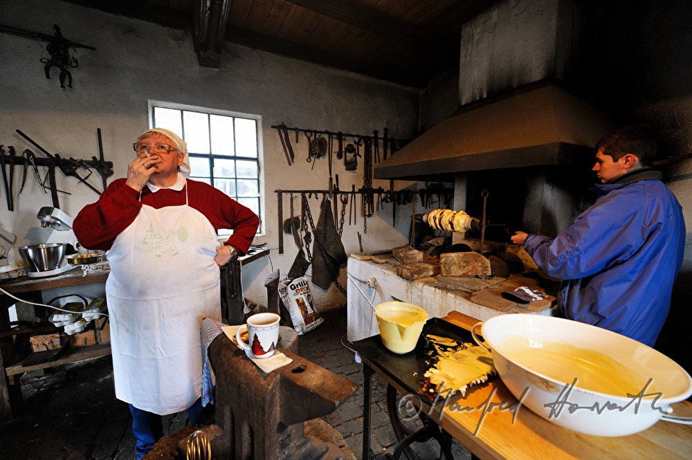 Backen eines Prügelkrapfen über glühender Kohle