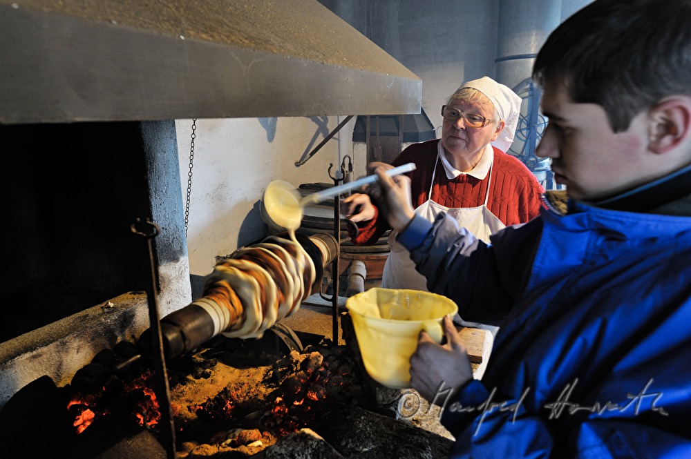 Backen eines Prügelkrapfen über glühender Kohle