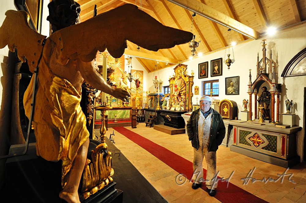 Josef Geisler in seinem Museum für Kirchenkunst