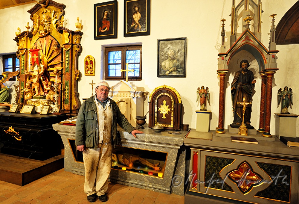 Josef Geisler in seinem Museum für Kirchenkunst