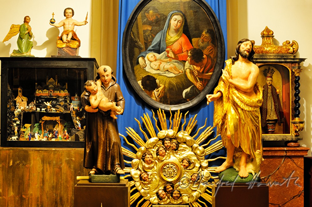 Heiligenfiguren im Museum für Kirchenkunst