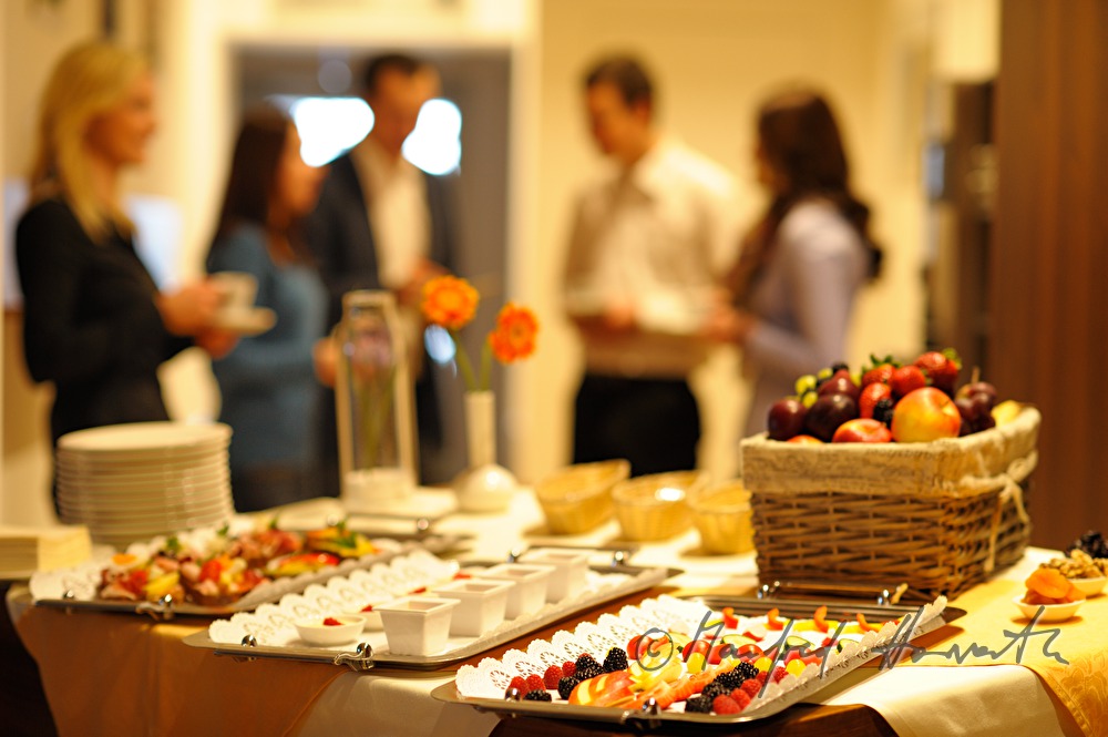 Seminarteilnehmer diskutieren in der Pause beim Buffet