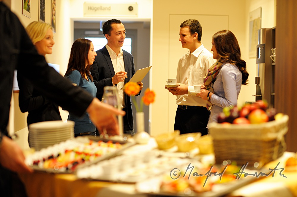 Seminarteilnehmer diskutieren in der Pause beim Buffet