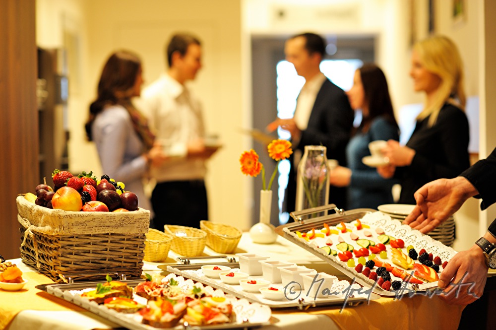 Seminarteilnehmer diskutieren in der Pause beim Buffet