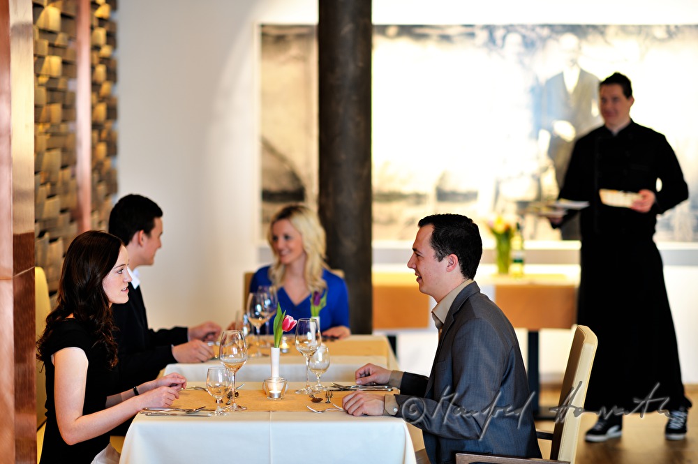 Gäste beim Abendessen in der Gölles-Stube