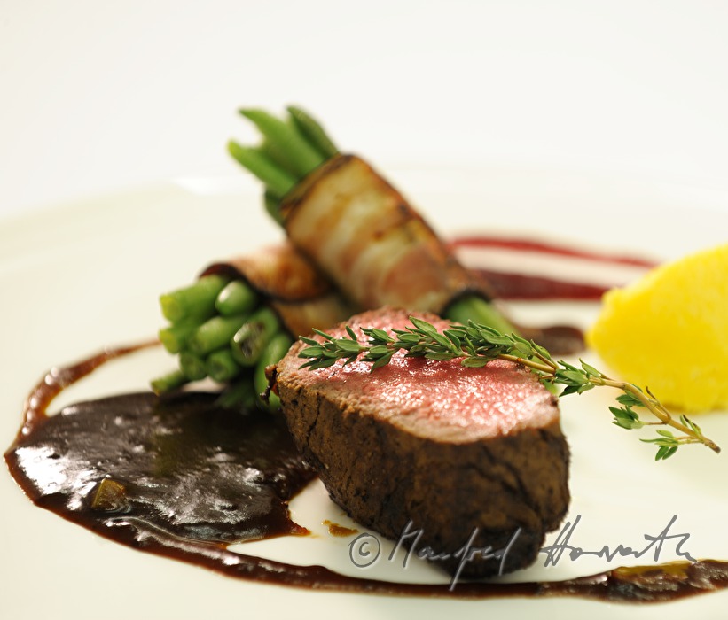 Rinderbraten mit Fisolen im Speckmantel