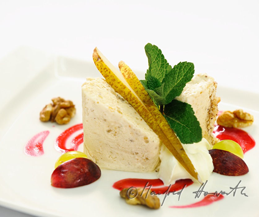 Walnussparfait mit Erdbeersauce und Birne