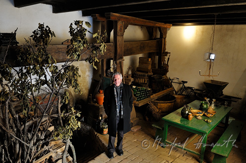 Alfred Komarek mit Weinpresse in seinem Weinkeller