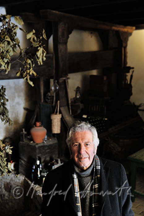 Alfred Komarek mit Weinpresse in seinem Weinkeller