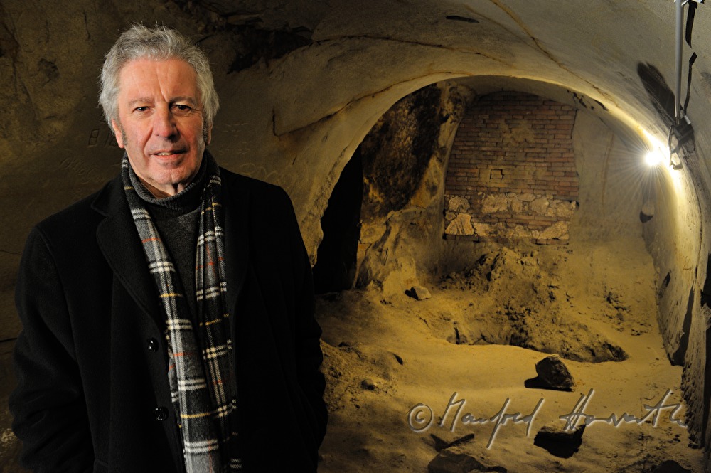 Alfred Komarek in seinem Weinkeller im Löss
