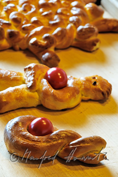 backen von Ostergebäck (Osterstern, Osterkranz und Ostermandl)