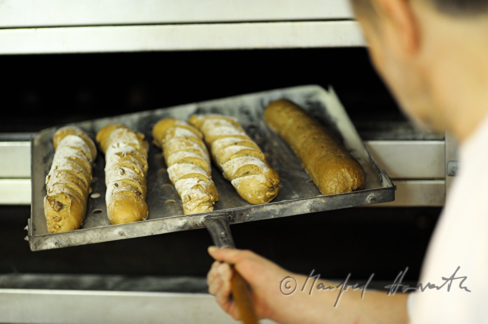 Bäcker schiesst Boggenbrot in den Backofen ein