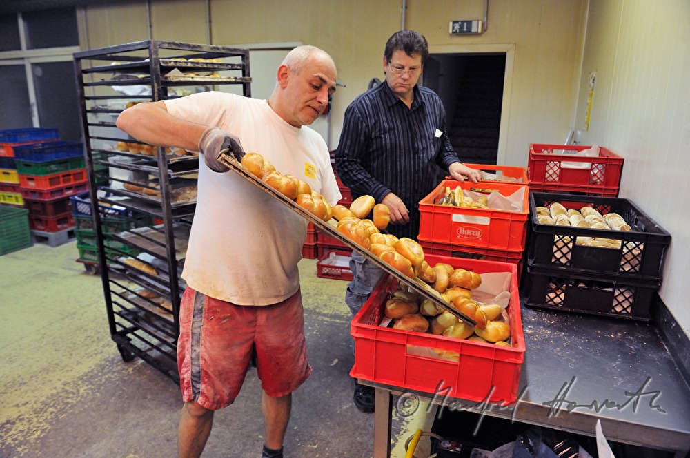Einfüllen von frischem Gebäck in die Auslieferungs-Körbe