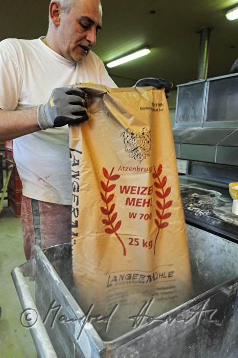 Einfüllen von Weizenmehl in den Mehltrog