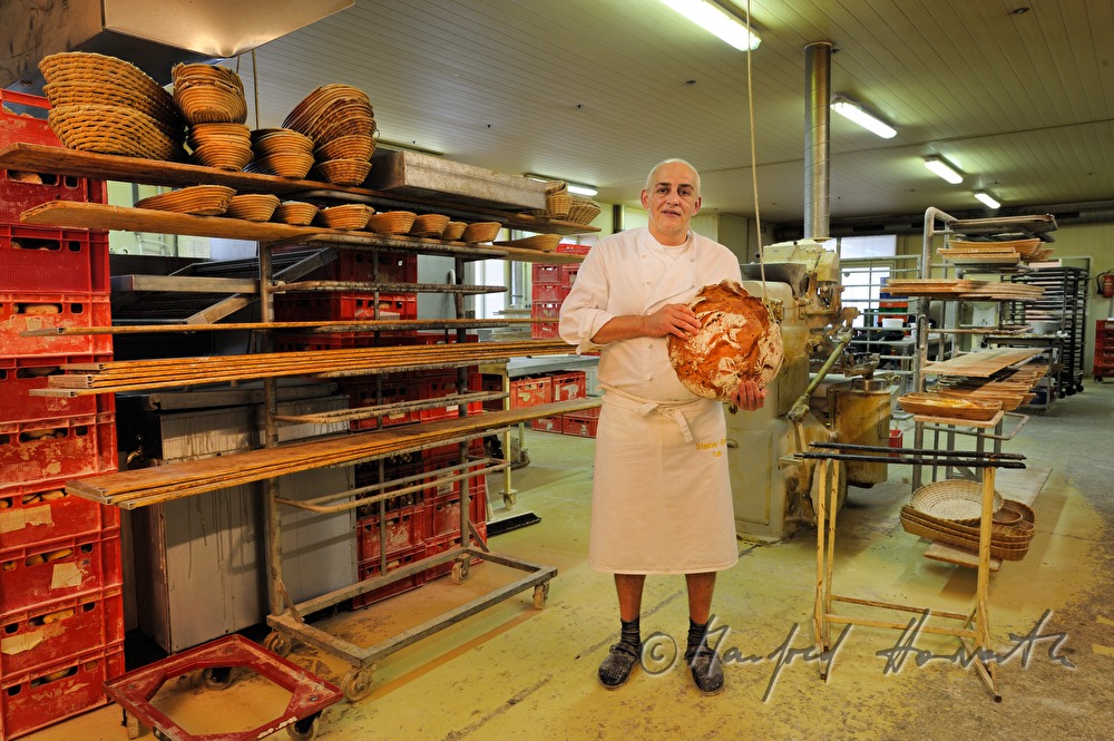 Bäckermeister Hubert Schweighofer-Steiner mit Brotlaib in Bäckerei