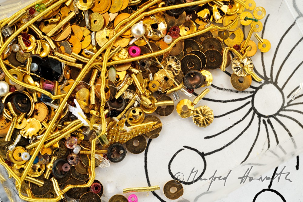 Teile zum Aufsticken auf den Goldstoff und Schnittmuster
