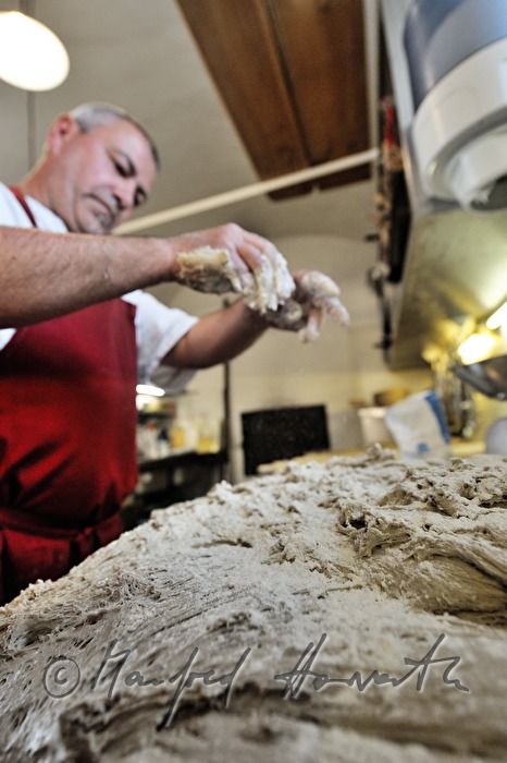 Teig kneten für das Backen des Brotes im Steinofen