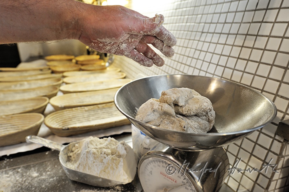 Abwägen des Teiges für das Backen von Brot